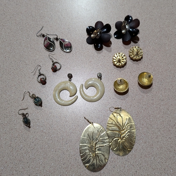Vintage Jewelry Lot Gold Floral Teardrop Dangle Fashion Earrings 8 Pair - Picture 7 of 7